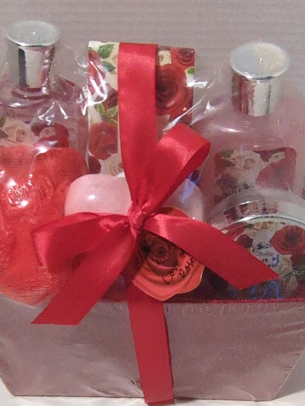 Lovestee Love of Rose Gift Basket Set, Rose Scent, Shower Gel, Bubble Bath